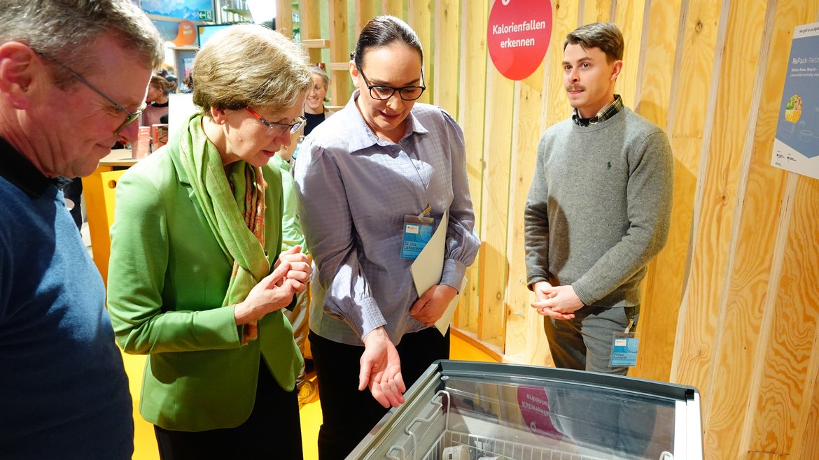 Peter Vogel (Direktvermarkter, Dipperz), Dr. Lisa Lichtenberg und Philipp Konnerth (Uni Hohenheim) präsentieren Präsidentin Margareta Büning-Fesel (BLE) ihr Bio-Speiseeis in wiederverwertbarer Verpackung 