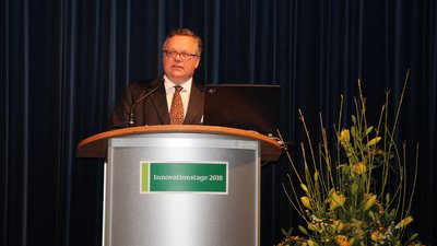 Der damalige BLE-Präsident Dr. Eiden steht am Rednerpult auf den Innovationstagen 2010.