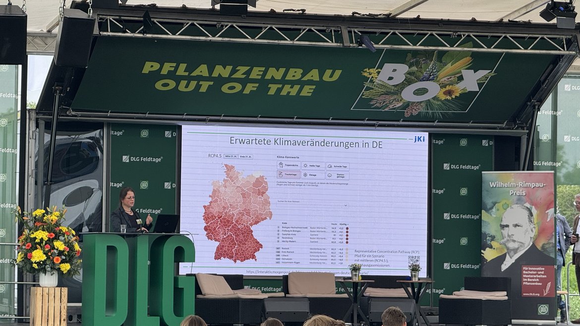 Vortragsfolien vom Projekt "RueMoRes" werden auf der DLG-Plaza präsentiert © BLE