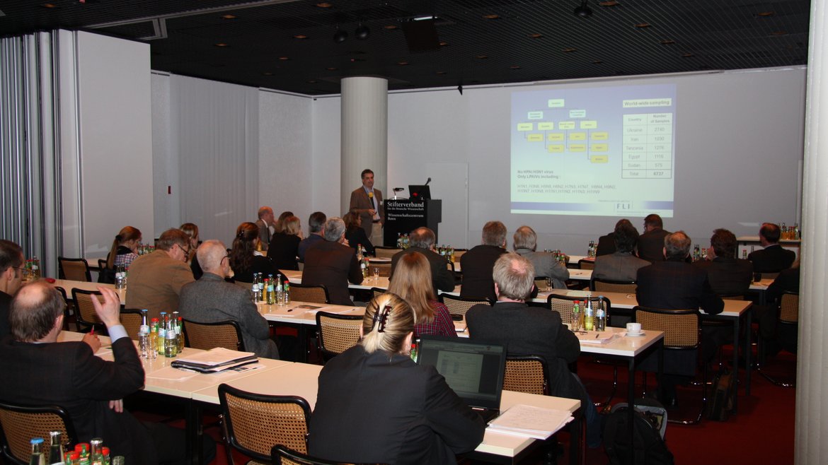 Blick auf das Publikum der Innovationstage 2009 mit einer Präsentation im Hintergrund © BLE