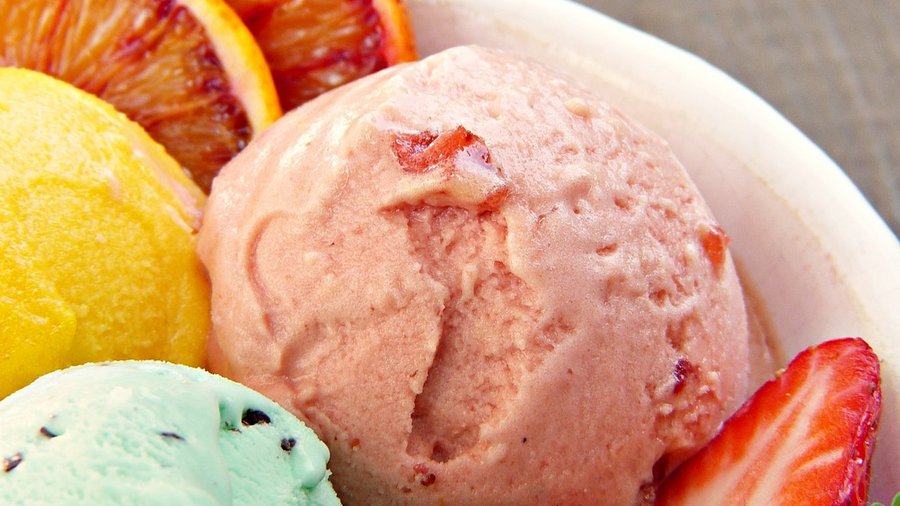 Drei verschiedene Eiskugeln mit Erdbeeren auf einem Teller © Silvia über Pixabay