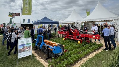 Präsentation des Projektes „PosiFarm" mit Sa- und Hackmaschine © BLE