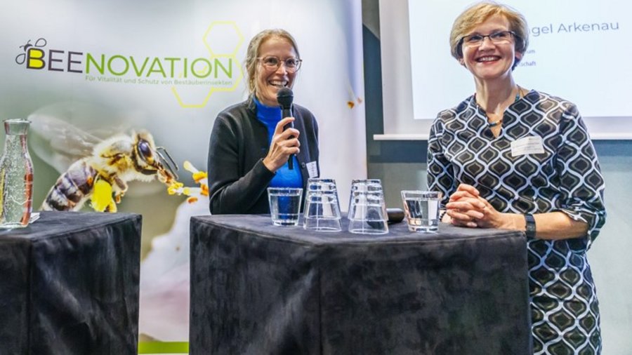 Prof. Dr. E. Arkenau, Bundesministerium für Ernährung und Landwirtschaft und Dr. M. Büning-Fesel, Bundesanstalt für Landwirtschaft und Ernährung diskutieren auf der Abschlussveranstaltung von Beenovation © EurA AG