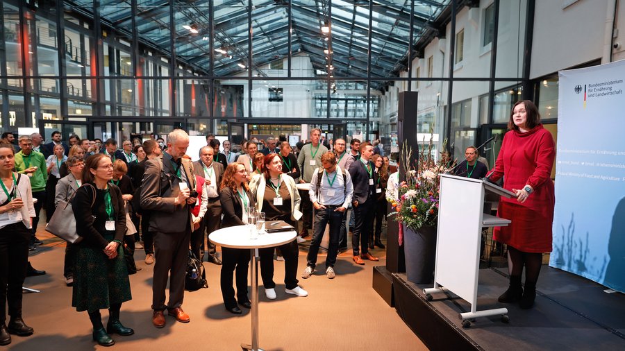 Die Parlamentarische Staatssekretärin Claudia Müller begrüßte die Besucherinnen und Besucher inmitten des großen Forums. © Holger Gross/BMEL