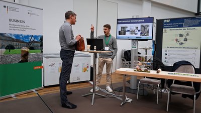 Austausch am Forumstand. © Holger Gross/BMEL