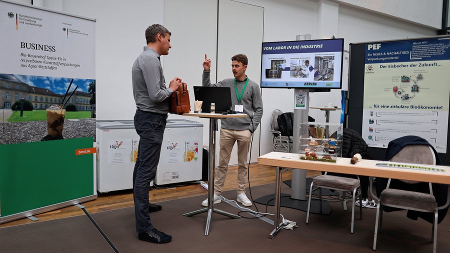 Austausch am Forumstand. © Holger Gross/BMEL