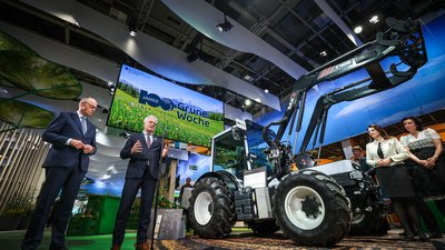 Bundeskanzler Friedrich Merz, Bundeslandwirtschaftsminister Alois Rainer, Staatssekretärin Martina Englhardt-Kopf und Bundesministerin für Forschung, Technologie und Raumfahrt Dorothee Bär in der Halle des BMLEH auf der Grünen Woche in Berlin (v.l.n.r.)
