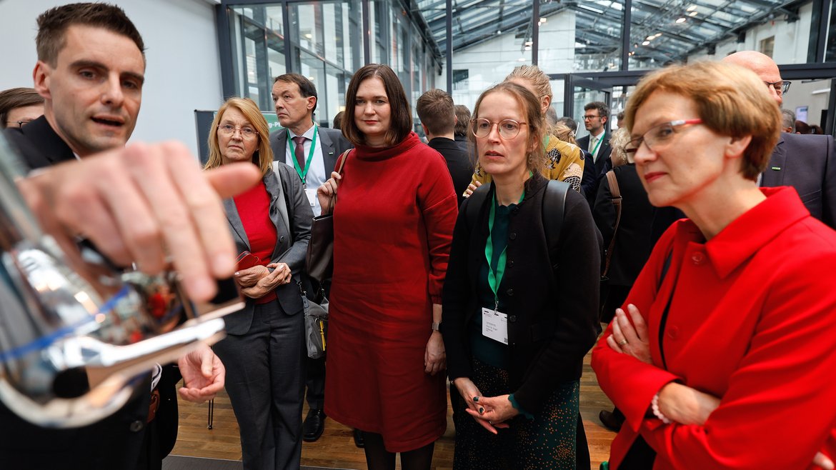 Erklärungen am Exponat während des Forum-Rundgangs. © Holger Gross/BMEL