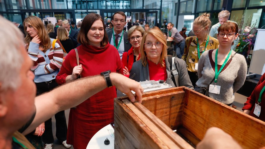 Erklärungen am Exponat während des Forum-Rundgangs. © Holger Gross/BMEL