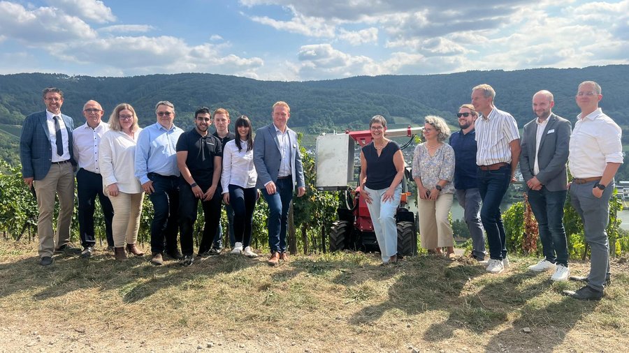 Vertreter von Presse, Verbänden und Politik, darunter Staatssekretärin Petra Dick-Walter, zu Besuch bei "QualiSelect" am Weinberg