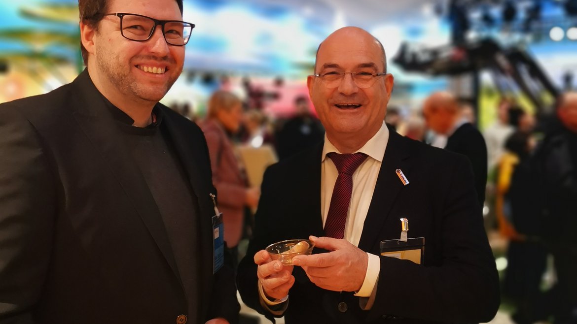 Staatssekretär Prof. Dr. Dr. Markus Schick im Austausch mit Max Sturm (HS Albstadt-Sigmaringen) vom Projekt "BUSINESS" (v.r.n.l)