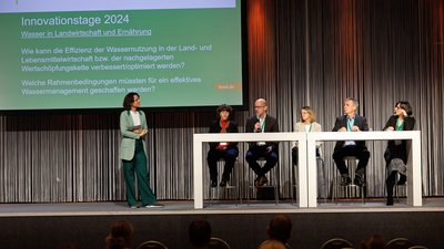Diskussion zum Thema Wasser auf der Bühne mit Expertinnen und Experten. © Holger Gross/BMEL