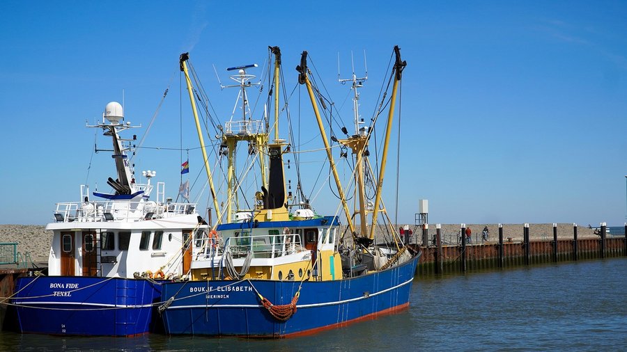 Zwei Fischkutter liegen im Hafen am Kai. © Matthias Boeckel auf Pixabay
