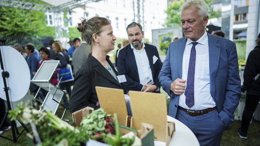 Bundeslandwirtschaftsminister Alois Rainer am Projektstand von "KiezAckerApp" © BMLEH/PhotothekVeranstaltungen 